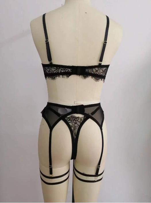 Conjunto de Lingerie Feminina com Cadarço: Babydoll de Duas Peças com Harness (Tiras) e Bojo Vazado