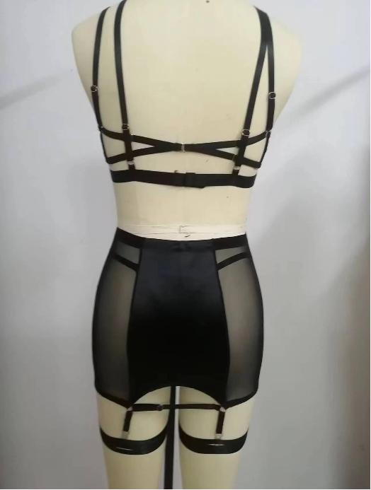Conjunto de Lingerie Feminina de 2 Peças com Tiras e Recortes (Sutiã e Calcinha)