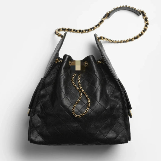 Bolsa C preta elegante, com alça de ombro em metal dourado e amplo espaço interno