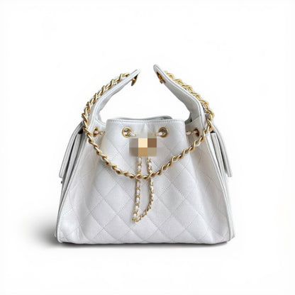 Bolsa C preta elegante, com alça de ombro em metal dourado e amplo espaço interno