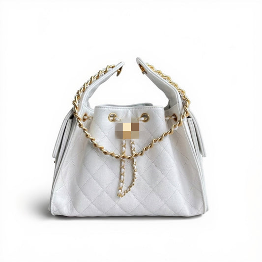Bolsa C preta elegante, com alça de ombro em metal dourado e amplo espaço interno